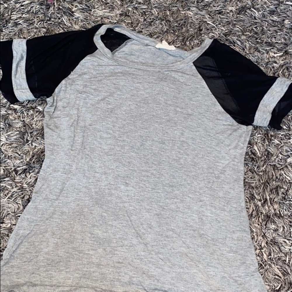 Mesh sleeves grey & black cozy top size L.
